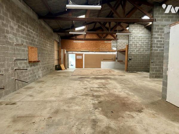 Bâtiment industriel de 325 m² à vendre à Cherré-Au.