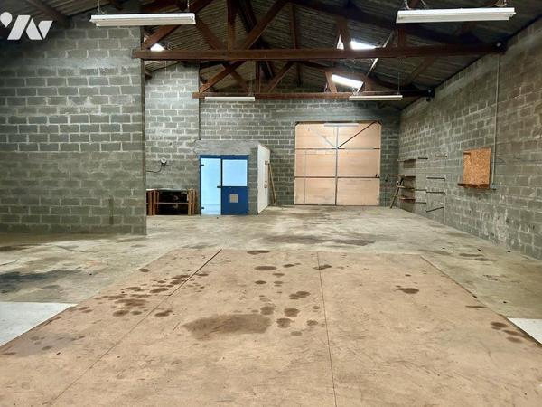Bâtiment industriel de 325 m² à vendre à Cherré-Au.