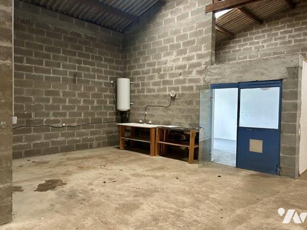 Bâtiment industriel de 325 m² à vendre à Cherré-Au.