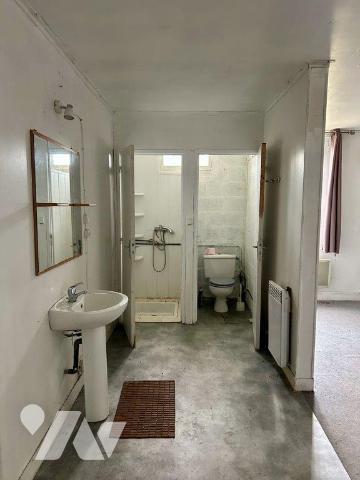 Bâtiment industriel de 325 m² à vendre à Cherré-Au.