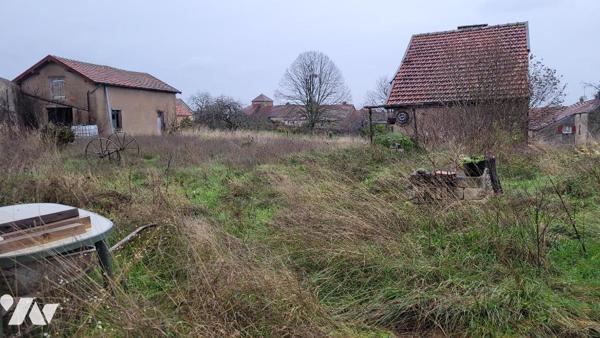 Champlitte, terrain à bâtir avec petites dépendances en pierres.