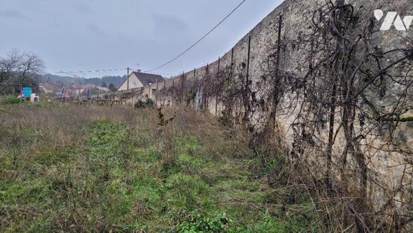 Champlitte, terrain à bâtir avec petites dépendances en pierres.