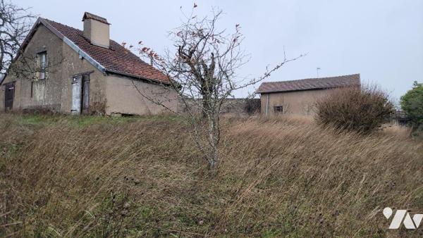 Champlitte, terrain à bâtir avec petites dépendances en pierres.