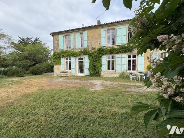SAINT SATURNIN DU BOIS, maison ancienne de 140 m² avec un studio loué 