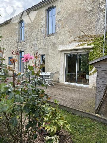 SAINT SATURNIN DU BOIS, maison ancienne de 140 m² avec un studio loué 