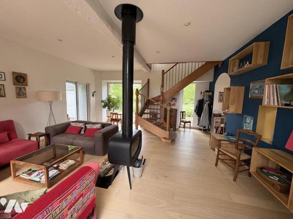 SAINT SATURNIN DU BOIS, maison ancienne de 140 m² avec un studio loué 
