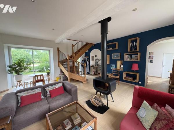 SAINT SATURNIN DU BOIS, maison ancienne de 140 m² avec un studio loué 