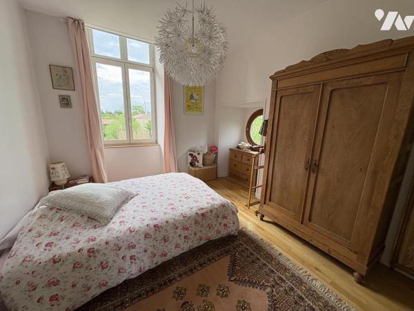 SAINT SATURNIN DU BOIS, maison ancienne de 140 m² avec un studio loué 