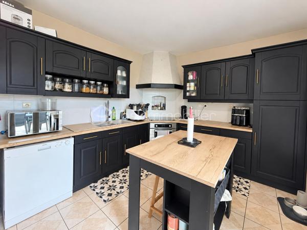 SI VOTRE MAISON VOUS RAPPORTAIT PLUS QUE CE QU'ELLE VOUS COÛTE EN ELECTRICITE ? Grâce à ses panneaux photovoltaïques en autoconsommation et revente. 
A proximité immédiate de Courtisols, découvrez cette maison individuelle de 2006, parfaitement entretenue, alliant confort, espace et économie d'énergie !
Dès l'entrée, laissez-vous séduire par un grand salon séjour lumineux, agrémenté d'un poêle à granulés, ouvert sur une cuisine moderne aménagée et équipée, offrant un bel espace de convivialité.
Vous apprécierez également la possibilité de vivre de plain pied grâce à une chambre et une salle d'eau au rez-de-chaussée. A l'étage, trois chambres et une salle de bain.
Implantée sur un magnifique terrain de 924 m2 entièrement clôturé à l'arrière, cette maison bénéficie d'un environnement calme et agréable, idéal pour toute la famille.

Les ++++
Panneaux photovoltaïques avec autoconsommation et revente (bilan positif)
Ballon thermodynamique
Radiateurs en fonte à inertie
Poêle à granulés
Adoucisseur d'eau
Sous sol complet pouvant accueillir 2/3 véhicules