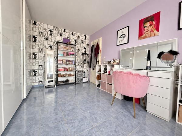 SI VOTRE MAISON VOUS RAPPORTAIT PLUS QUE CE QU'ELLE VOUS COÛTE EN ELECTRICITE ? Grâce à ses panneaux photovoltaïques en autoconsommation et revente. 
A proximité immédiate de Courtisols, découvrez cette maison individuelle de 2006, parfaitement entretenue, alliant confort, espace et économie d'énergie !
Dès l'entrée, laissez-vous séduire par un grand salon séjour lumineux, agrémenté d'un poêle à granulés, ouvert sur une cuisine moderne aménagée et équipée, offrant un bel espace de convivialité.
Vous apprécierez également la possibilité de vivre de plain pied grâce à une chambre et une salle d'eau au rez-de-chaussée. A l'étage, trois chambres et une salle de bain.
Implantée sur un magnifique terrain de 924 m2 entièrement clôturé à l'arrière, cette maison bénéficie d'un environnement calme et agréable, idéal pour toute la famille.

Les ++++
Panneaux photovoltaïques avec autoconsommation et revente (bilan positif)
Ballon thermodynamique
Radiateurs en fonte à inertie
Poêle à granulés
Adoucisseur d'eau
Sous sol complet pouvant accueillir 2/3 véhicules