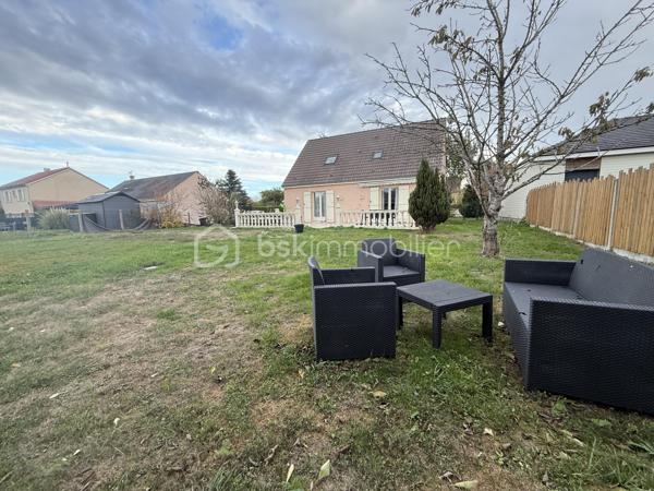 SI VOTRE MAISON VOUS RAPPORTAIT PLUS QUE CE QU'ELLE VOUS COÛTE EN ELECTRICITE ? Grâce à ses panneaux photovoltaïques en autoconsommation et revente. 
A proximité immédiate de Courtisols, découvrez cette maison individuelle de 2006, parfaitement entretenue, alliant confort, espace et économie d'énergie !
Dès l'entrée, laissez-vous séduire par un grand salon séjour lumineux, agrémenté d'un poêle à granulés, ouvert sur une cuisine moderne aménagée et équipée, offrant un bel espace de convivialité.
Vous apprécierez également la possibilité de vivre de plain pied grâce à une chambre et une salle d'eau au rez-de-chaussée. A l'étage, trois chambres et une salle de bain.
Implantée sur un magnifique terrain de 924 m2 entièrement clôturé à l'arrière, cette maison bénéficie d'un environnement calme et agréable, idéal pour toute la famille.

Les ++++
Panneaux photovoltaïques avec autoconsommation et revente (bilan positif)
Ballon thermodynamique
Radiateurs en fonte à inertie
Poêle à granulés
Adoucisseur d'eau
Sous sol complet pouvant accueillir 2/3 véhicules