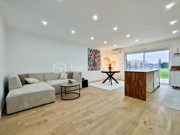 Coup de cœur assuré à Annoeullin pour cette jolie maison 1930 de 100 m², entièrement rénovée avec goût et de plain-pied, sur une parcelle de 444 m².
Elle se compose d'une entrée avec dressing, d'une belle pièce de vie lumineuse de 44 m² avec double séjour et cuisine équipée. Le séjour dispose d'une pompe à chaleur réversible.
Côté nuit, vous trouverez 3 chambres de 14 m², 12 m² et 10 m², dont une avec dressing, une salle de bain et un WC séparé.
Vous profiterez également d'une terrasse et d'un agréable jardin.
✅ Aucun travaux à prévoir !
📍 Proche de toutes les commodités : école, pharmacie, boulangerie, transports en commun et axes autoroutiers.
À noter : 110 € de charges de copropriété par mois, concernant une toute petite partie de la toiture commune avec le voisin, en raison du chevauchement d’une petite partie de la construction voisine sur la maison. Ces charges comprennent également une part destinée au fonds de travaux.
👉 Une maison 1930 entièrement rénovée, de plain-pied et prête à poser ses valises !