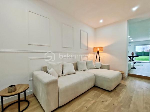 Coup de cœur assuré à Annoeullin pour cette jolie maison 1930 de 100 m², entièrement rénovée avec goût et de plain-pied, sur une parcelle de 444 m².
Elle se compose d'une entrée avec dressing, d'une belle pièce de vie lumineuse de 44 m² avec double séjour et cuisine équipée. Le séjour dispose d'une pompe à chaleur réversible.
Côté nuit, vous trouverez 3 chambres de 14 m², 12 m² et 10 m², dont une avec dressing, une salle de bain et un WC séparé.
Vous profiterez également d'une terrasse et d'un agréable jardin.
✅ Aucun travaux à prévoir !
📍 Proche de toutes les commodités : école, pharmacie, boulangerie, transports en commun et axes autoroutiers.
À noter : 110 € de charges de copropriété par mois, concernant une toute petite partie de la toiture commune avec le voisin, en raison du chevauchement d’une petite partie de la construction voisine sur la maison. Ces charges comprennent également une part destinée au fonds de travaux.
👉 Une maison 1930 entièrement rénovée, de plain-pied et prête à poser ses valises !