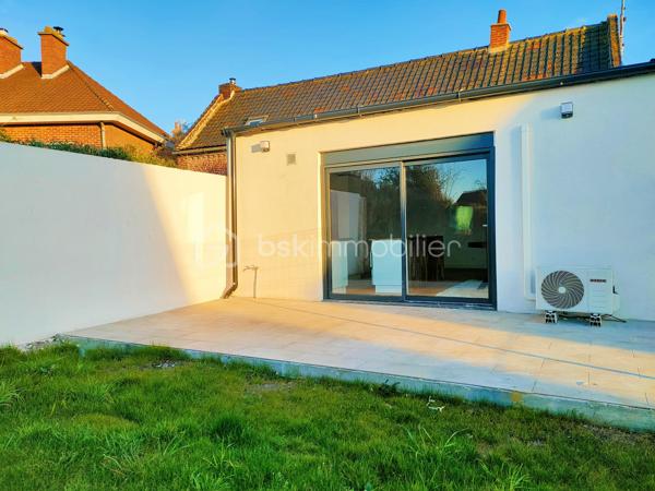 Coup de cœur assuré à Annoeullin pour cette jolie maison 1930 de 100 m², entièrement rénovée avec goût et de plain-pied, sur une parcelle de 444 m².
Elle se compose d'une entrée avec dressing, d'une belle pièce de vie lumineuse de 44 m² avec double séjour et cuisine équipée. Le séjour dispose d'une pompe à chaleur réversible.
Côté nuit, vous trouverez 3 chambres de 14 m², 12 m² et 10 m², dont une avec dressing, une salle de bain et un WC séparé.
Vous profiterez également d'une terrasse et d'un agréable jardin.
✅ Aucun travaux à prévoir !
📍 Proche de toutes les commodités : école, pharmacie, boulangerie, transports en commun et axes autoroutiers.
À noter : 110 € de charges de copropriété par mois, concernant une toute petite partie de la toiture commune avec le voisin, en raison du chevauchement d’une petite partie de la construction voisine sur la maison. Ces charges comprennent également une part destinée au fonds de travaux.
👉 Une maison 1930 entièrement rénovée, de plain-pied et prête à poser ses valises !