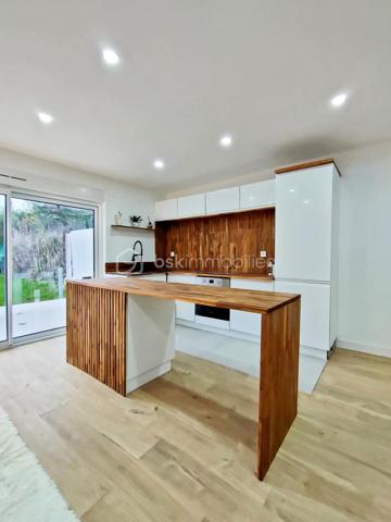 Coup de cœur assuré à Annoeullin pour cette jolie maison 1930 de 100 m², entièrement rénovée avec goût et de plain-pied, sur une parcelle de 444 m².
Elle se compose d'une entrée avec dressing, d'une belle pièce de vie lumineuse de 44 m² avec double séjour et cuisine équipée. Le séjour dispose d'une pompe à chaleur réversible.
Côté nuit, vous trouverez 3 chambres de 14 m², 12 m² et 10 m², dont une avec dressing, une salle de bain et un WC séparé.
Vous profiterez également d'une terrasse et d'un agréable jardin.
✅ Aucun travaux à prévoir !
📍 Proche de toutes les commodités : école, pharmacie, boulangerie, transports en commun et axes autoroutiers.
À noter : 110 € de charges de copropriété par mois, concernant une toute petite partie de la toiture commune avec le voisin, en raison du chevauchement d’une petite partie de la construction voisine sur la maison. Ces charges comprennent également une part destinée au fonds de travaux.
👉 Une maison 1930 entièrement rénovée, de plain-pied et prête à poser ses valises !