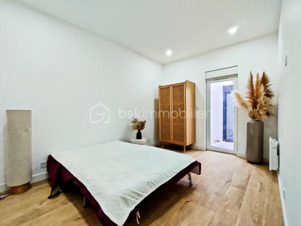Coup de cœur assuré à Annoeullin pour cette jolie maison 1930 de 100 m², entièrement rénovée avec goût et de plain-pied, sur une parcelle de 444 m².
Elle se compose d'une entrée avec dressing, d'une belle pièce de vie lumineuse de 44 m² avec double séjour et cuisine équipée. Le séjour dispose d'une pompe à chaleur réversible.
Côté nuit, vous trouverez 3 chambres de 14 m², 12 m² et 10 m², dont une avec dressing, une salle de bain et un WC séparé.
Vous profiterez également d'une terrasse et d'un agréable jardin.
✅ Aucun travaux à prévoir !
📍 Proche de toutes les commodités : école, pharmacie, boulangerie, transports en commun et axes autoroutiers.
À noter : 110 € de charges de copropriété par mois, concernant une toute petite partie de la toiture commune avec le voisin, en raison du chevauchement d’une petite partie de la construction voisine sur la maison. Ces charges comprennent également une part destinée au fonds de travaux.
👉 Une maison 1930 entièrement rénovée, de plain-pied et prête à poser ses valises !