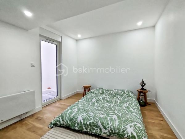 Coup de cœur assuré à Annoeullin pour cette jolie maison 1930 de 100 m², entièrement rénovée avec goût et de plain-pied, sur une parcelle de 444 m².
Elle se compose d'une entrée avec dressing, d'une belle pièce de vie lumineuse de 44 m² avec double séjour et cuisine équipée. Le séjour dispose d'une pompe à chaleur réversible.
Côté nuit, vous trouverez 3 chambres de 14 m², 12 m² et 10 m², dont une avec dressing, une salle de bain et un WC séparé.
Vous profiterez également d'une terrasse et d'un agréable jardin.
✅ Aucun travaux à prévoir !
📍 Proche de toutes les commodités : école, pharmacie, boulangerie, transports en commun et axes autoroutiers.
À noter : 110 € de charges de copropriété par mois, concernant une toute petite partie de la toiture commune avec le voisin, en raison du chevauchement d’une petite partie de la construction voisine sur la maison. Ces charges comprennent également une part destinée au fonds de travaux.
👉 Une maison 1930 entièrement rénovée, de plain-pied et prête à poser ses valises !