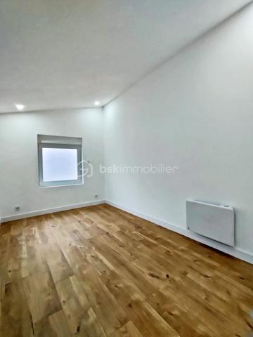 Coup de cœur assuré à Annoeullin pour cette jolie maison 1930 de 100 m², entièrement rénovée avec goût et de plain-pied, sur une parcelle de 444 m².
Elle se compose d'une entrée avec dressing, d'une belle pièce de vie lumineuse de 44 m² avec double séjour et cuisine équipée. Le séjour dispose d'une pompe à chaleur réversible.
Côté nuit, vous trouverez 3 chambres de 14 m², 12 m² et 10 m², dont une avec dressing, une salle de bain et un WC séparé.
Vous profiterez également d'une terrasse et d'un agréable jardin.
✅ Aucun travaux à prévoir !
📍 Proche de toutes les commodités : école, pharmacie, boulangerie, transports en commun et axes autoroutiers.
À noter : 110 € de charges de copropriété par mois, concernant une toute petite partie de la toiture commune avec le voisin, en raison du chevauchement d’une petite partie de la construction voisine sur la maison. Ces charges comprennent également une part destinée au fonds de travaux.
👉 Une maison 1930 entièrement rénovée, de plain-pied et prête à poser ses valises !