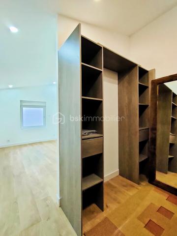 Coup de cœur assuré à Annoeullin pour cette jolie maison 1930 de 100 m², entièrement rénovée avec goût et de plain-pied, sur une parcelle de 444 m².
Elle se compose d'une entrée avec dressing, d'une belle pièce de vie lumineuse de 44 m² avec double séjour et cuisine équipée. Le séjour dispose d'une pompe à chaleur réversible.
Côté nuit, vous trouverez 3 chambres de 14 m², 12 m² et 10 m², dont une avec dressing, une salle de bain et un WC séparé.
Vous profiterez également d'une terrasse et d'un agréable jardin.
✅ Aucun travaux à prévoir !
📍 Proche de toutes les commodités : école, pharmacie, boulangerie, transports en commun et axes autoroutiers.
À noter : 110 € de charges de copropriété par mois, concernant une toute petite partie de la toiture commune avec le voisin, en raison du chevauchement d’une petite partie de la construction voisine sur la maison. Ces charges comprennent également une part destinée au fonds de travaux.
👉 Une maison 1930 entièrement rénovée, de plain-pied et prête à poser ses valises !