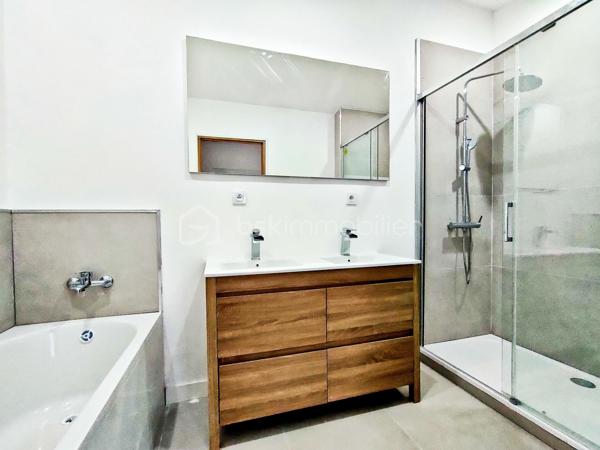 Coup de cœur assuré à Annoeullin pour cette jolie maison 1930 de 100 m², entièrement rénovée avec goût et de plain-pied, sur une parcelle de 444 m².
Elle se compose d'une entrée avec dressing, d'une belle pièce de vie lumineuse de 44 m² avec double séjour et cuisine équipée. Le séjour dispose d'une pompe à chaleur réversible.
Côté nuit, vous trouverez 3 chambres de 14 m², 12 m² et 10 m², dont une avec dressing, une salle de bain et un WC séparé.
Vous profiterez également d'une terrasse et d'un agréable jardin.
✅ Aucun travaux à prévoir !
📍 Proche de toutes les commodités : école, pharmacie, boulangerie, transports en commun et axes autoroutiers.
À noter : 110 € de charges de copropriété par mois, concernant une toute petite partie de la toiture commune avec le voisin, en raison du chevauchement d’une petite partie de la construction voisine sur la maison. Ces charges comprennent également une part destinée au fonds de travaux.
👉 Une maison 1930 entièrement rénovée, de plain-pied et prête à poser ses valises !