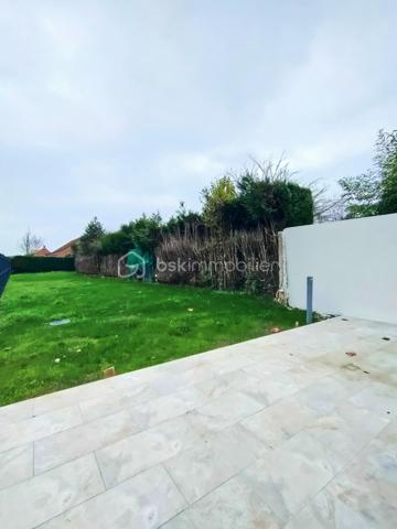 Coup de cœur assuré à Annoeullin pour cette jolie maison 1930 de 100 m², entièrement rénovée avec goût et de plain-pied, sur une parcelle de 444 m².
Elle se compose d'une entrée avec dressing, d'une belle pièce de vie lumineuse de 44 m² avec double séjour et cuisine équipée. Le séjour dispose d'une pompe à chaleur réversible.
Côté nuit, vous trouverez 3 chambres de 14 m², 12 m² et 10 m², dont une avec dressing, une salle de bain et un WC séparé.
Vous profiterez également d'une terrasse et d'un agréable jardin.
✅ Aucun travaux à prévoir !
📍 Proche de toutes les commodités : école, pharmacie, boulangerie, transports en commun et axes autoroutiers.
À noter : 110 € de charges de copropriété par mois, concernant une toute petite partie de la toiture commune avec le voisin, en raison du chevauchement d’une petite partie de la construction voisine sur la maison. Ces charges comprennent également une part destinée au fonds de travaux.
👉 Une maison 1930 entièrement rénovée, de plain-pied et prête à poser ses valises !