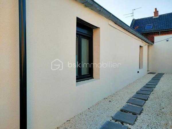 Coup de cœur assuré à Annoeullin pour cette jolie maison 1930 de 100 m², entièrement rénovée avec goût et de plain-pied, sur une parcelle de 444 m².
Elle se compose d'une entrée avec dressing, d'une belle pièce de vie lumineuse de 44 m² avec double séjour et cuisine équipée. Le séjour dispose d'une pompe à chaleur réversible.
Côté nuit, vous trouverez 3 chambres de 14 m², 12 m² et 10 m², dont une avec dressing, une salle de bain et un WC séparé.
Vous profiterez également d'une terrasse et d'un agréable jardin.
✅ Aucun travaux à prévoir !
📍 Proche de toutes les commodités : école, pharmacie, boulangerie, transports en commun et axes autoroutiers.
À noter : 110 € de charges de copropriété par mois, concernant une toute petite partie de la toiture commune avec le voisin, en raison du chevauchement d’une petite partie de la construction voisine sur la maison. Ces charges comprennent également une part destinée au fonds de travaux.
👉 Une maison 1930 entièrement rénovée, de plain-pied et prête à poser ses valises !