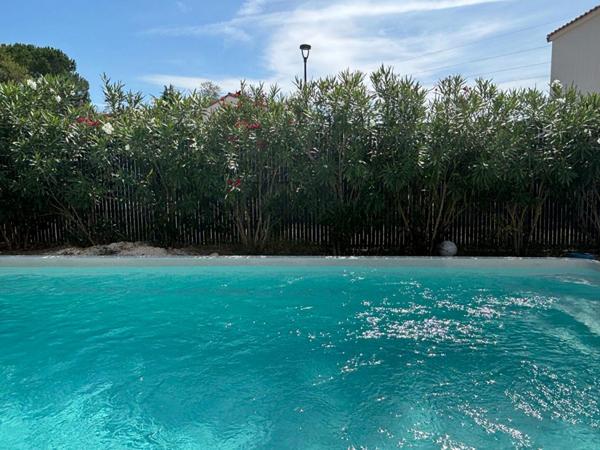 Uzès : Villa récente avec jardin et piscine