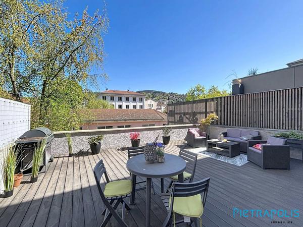 TARARE (69170) – MAISON DE VILLE ENV. 100 M² – 3/4 CHAMBRES – GRAND GARAGE 50 M² – CAVE – TERRASSE SANS VIS-À-VIS – IDÉAL ARTISAN / STOCKAGE – POTENTIEL LOCAL PROFESSIONNEL – CENTRE-VILLE
