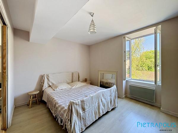 TARARE (69170) – MAISON DE VILLE ENV. 100 M² – 3/4 CHAMBRES – GRAND GARAGE 50 M² – CAVE – TERRASSE SANS VIS-À-VIS – IDÉAL ARTISAN / STOCKAGE – POTENTIEL LOCAL PROFESSIONNEL – CENTRE-VILLE
