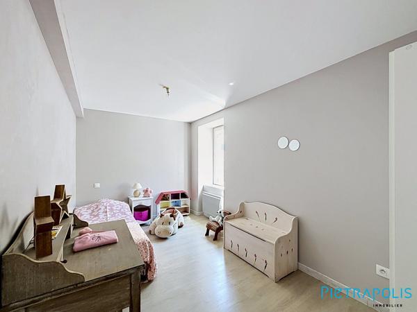 TARARE (69170) – MAISON DE VILLE ENV. 100 M² – 3/4 CHAMBRES – GRAND GARAGE 50 M² – CAVE – TERRASSE SANS VIS-À-VIS – IDÉAL ARTISAN / STOCKAGE – POTENTIEL LOCAL PROFESSIONNEL – CENTRE-VILLE