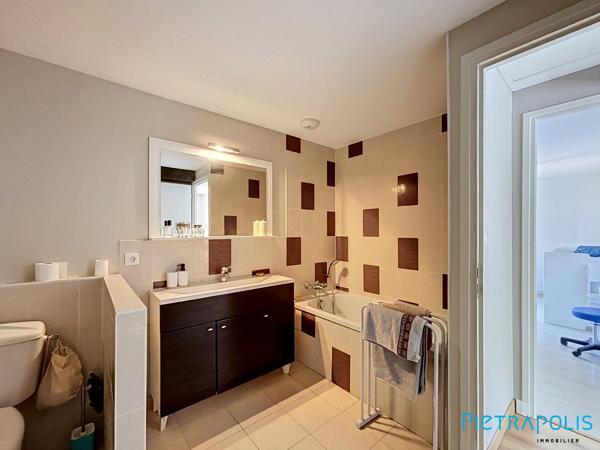 TARARE (69170) – MAISON DE VILLE ENV. 100 M² – 3/4 CHAMBRES – GRAND GARAGE 50 M² – CAVE – TERRASSE SANS VIS-À-VIS – IDÉAL ARTISAN / STOCKAGE – POTENTIEL LOCAL PROFESSIONNEL – CENTRE-VILLE