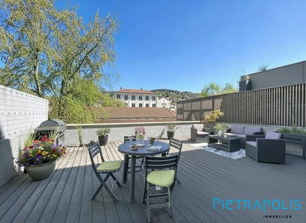 TARARE (69170) – MAISON DE VILLE ENV. 100 M² – 3/4 CHAMBRES – GRAND GARAGE 50 M² – CAVE – TERRASSE SANS VIS-À-VIS – IDÉAL ARTISAN / STOCKAGE – POTENTIEL LOCAL PROFESSIONNEL – CENTRE-VILLE