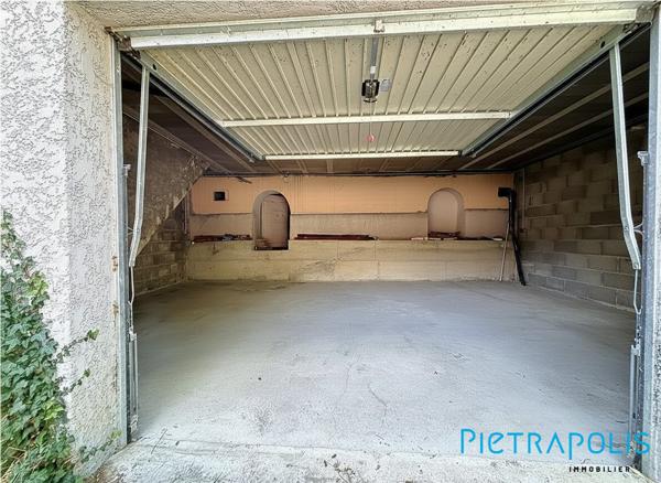 TARARE (69170) – MAISON DE VILLE ENV. 100 M² – 3/4 CHAMBRES – GRAND GARAGE 50 M² – CAVE – TERRASSE SANS VIS-À-VIS – IDÉAL ARTISAN / STOCKAGE – POTENTIEL LOCAL PROFESSIONNEL – CENTRE-VILLE