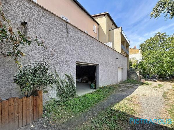 TARARE (69170) – MAISON DE VILLE ENV. 100 M² – 3/4 CHAMBRES – GRAND GARAGE 50 M² – CAVE – TERRASSE SANS VIS-À-VIS – IDÉAL ARTISAN / STOCKAGE – POTENTIEL LOCAL PROFESSIONNEL – CENTRE-VILLE