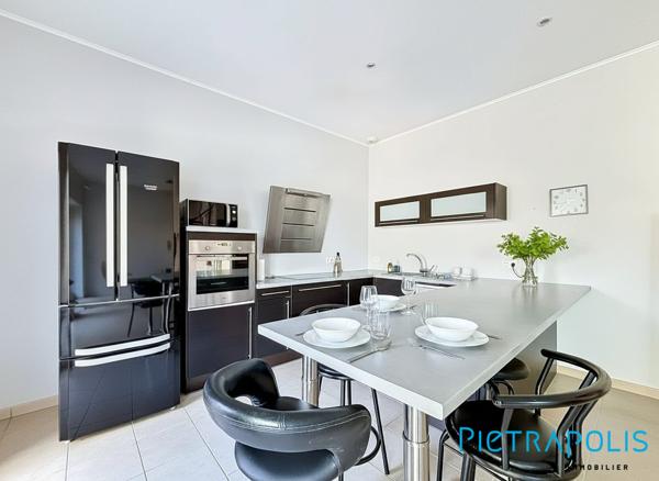 TARARE (69170) – MAISON DE VILLE ENV. 100 M² – 3/4 CHAMBRES – GRAND GARAGE 50 M² – CAVE – TERRASSE SANS VIS-À-VIS – IDÉAL ARTISAN / STOCKAGE – POTENTIEL LOCAL PROFESSIONNEL – CENTRE-VILLE