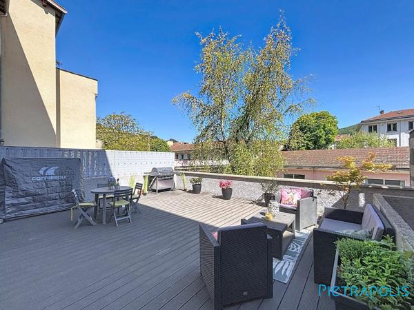 TARARE (69170) – MAISON DE VILLE ENV. 100 M² – 3/4 CHAMBRES – GRAND GARAGE 50 M² – CAVE – TERRASSE SANS VIS-À-VIS – IDÉAL ARTISAN / STOCKAGE – POTENTIEL LOCAL PROFESSIONNEL – CENTRE-VILLE