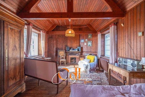 Au port et à quelques mètres de la plage, grande maison familiale.