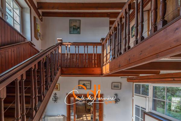 Au port et à quelques mètres de la plage, grande maison familiale.