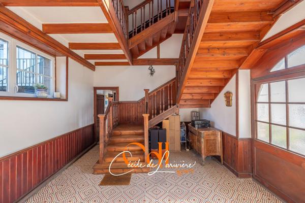 Au port et à quelques mètres de la plage, grande maison familiale.