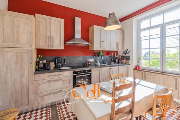 Au port et à quelques mètres de la plage, grande maison familiale.