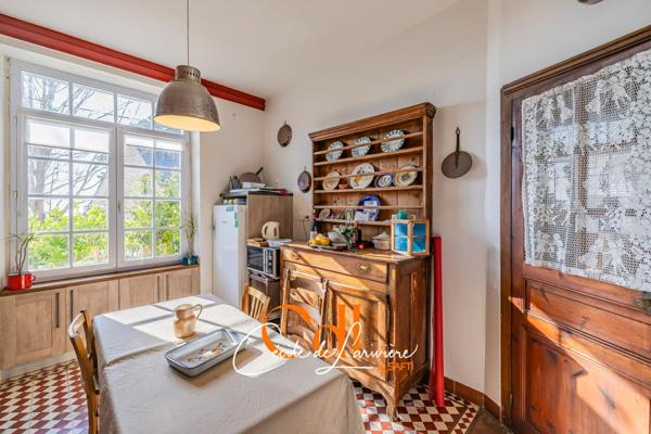 Au port et à quelques mètres de la plage, grande maison familiale.