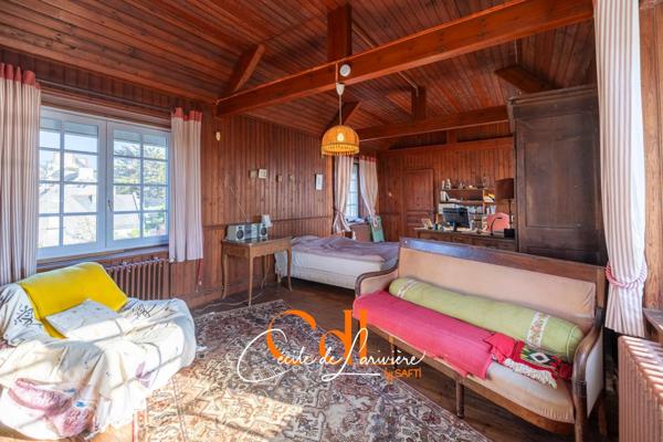 Au port et à quelques mètres de la plage, grande maison familiale.