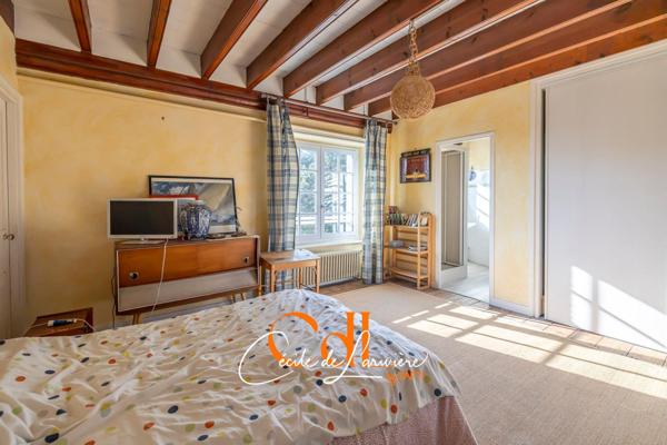 Au port et à quelques mètres de la plage, grande maison familiale.