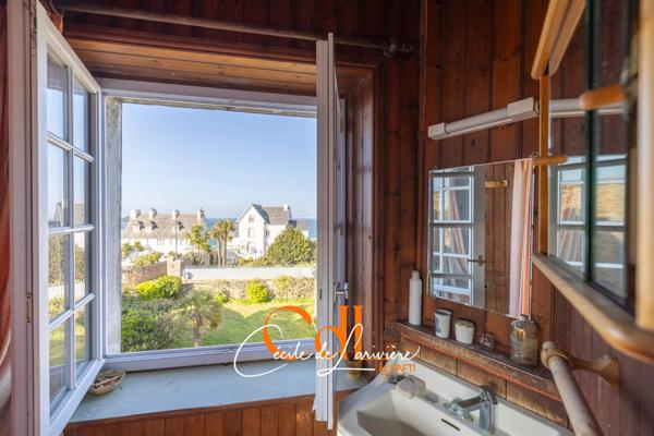 Au port et à quelques mètres de la plage, grande maison familiale.