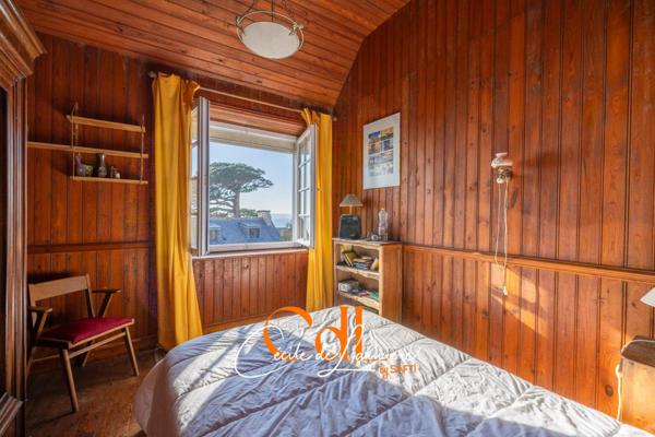 Au port et à quelques mètres de la plage, grande maison familiale.