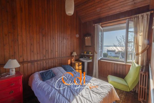 Au port et à quelques mètres de la plage, grande maison familiale.