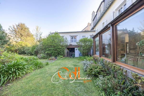 Au port et à quelques mètres de la plage, grande maison familiale.