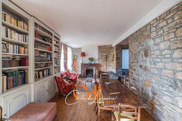 Au port et à quelques mètres de la plage, grande maison familiale.