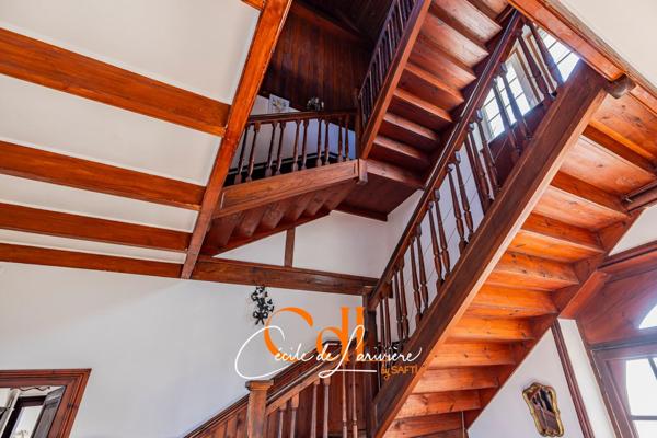 Au port et à quelques mètres de la plage, grande maison familiale.