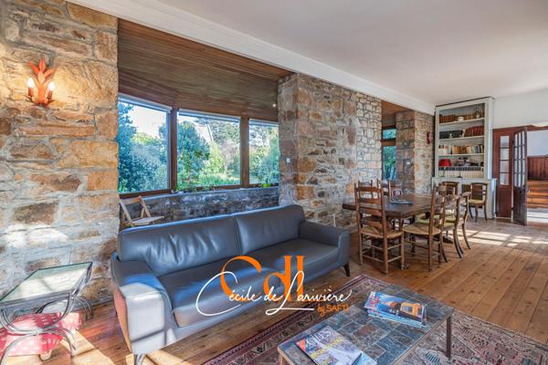 Au port et à quelques mètres de la plage, grande maison familiale.